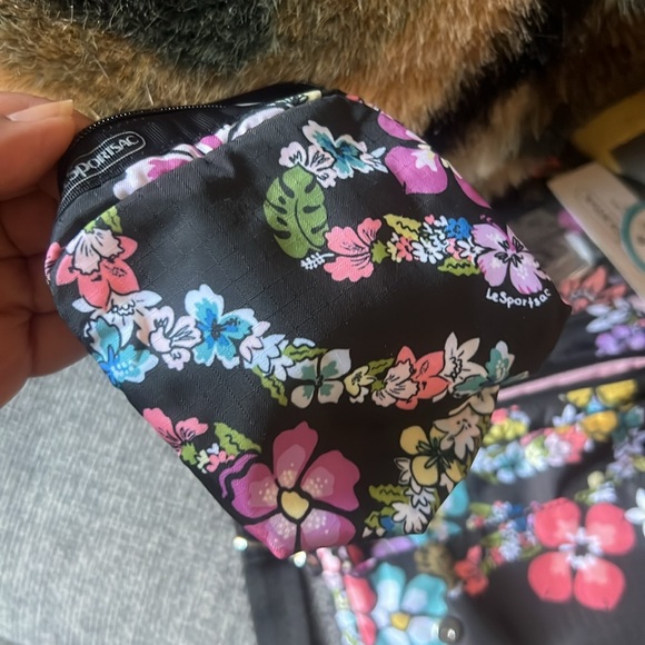 Lesportsac clutch Hawaii exclusive black floral NWT - Picture 4 of 9